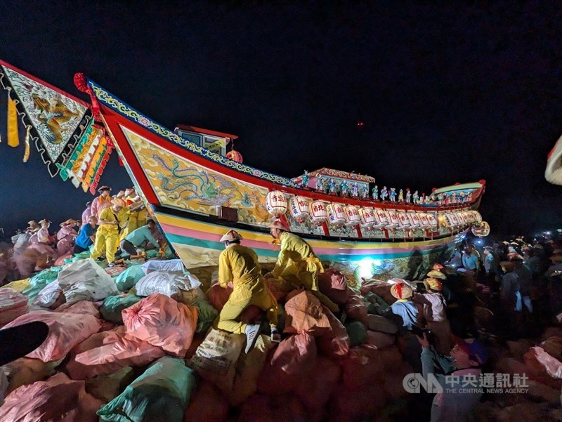 台湾・屏東で厄除けの祭りが閉幕 “王船”燃やし神を見送る 3年に1度の