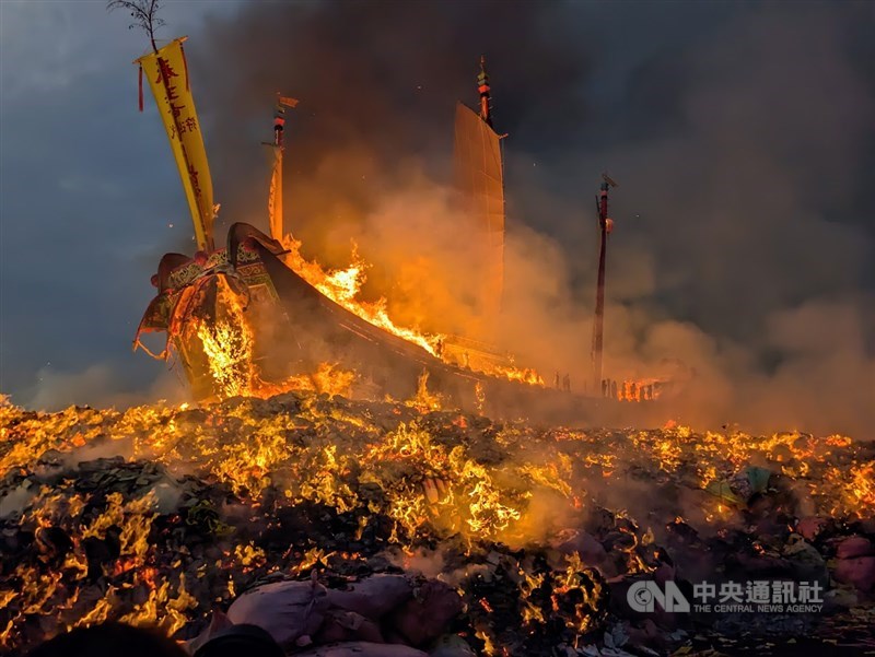 1万人以上が見守る中燃やされる「王船」＝5日、田中宏樹撮影