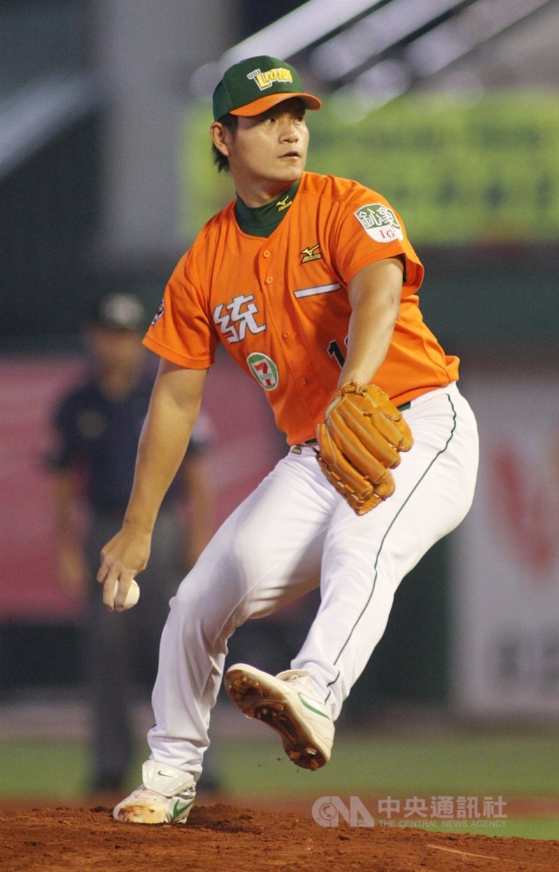 ラニュー・ベアーズ（現楽天モンキーズ）との台湾シリーズ第3戦に先発する潘。6回3失点で黒星を喫した＝2007年10月23日、台南市立野球場