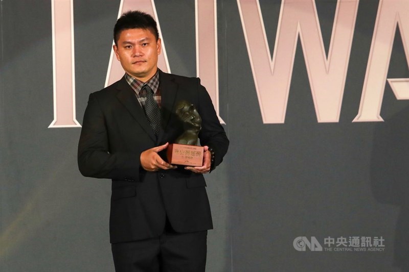 2018年未勝利ながら19年は8勝（7敗）と完全復活し「東山再起奨」（カムバック賞）に輝いた潘＝19年10月29日、桃園市