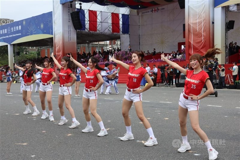 応援歌を披露する台湾プロ野球のチアリーダー＝中央社記者趙世勳撮影、2024年10月10日