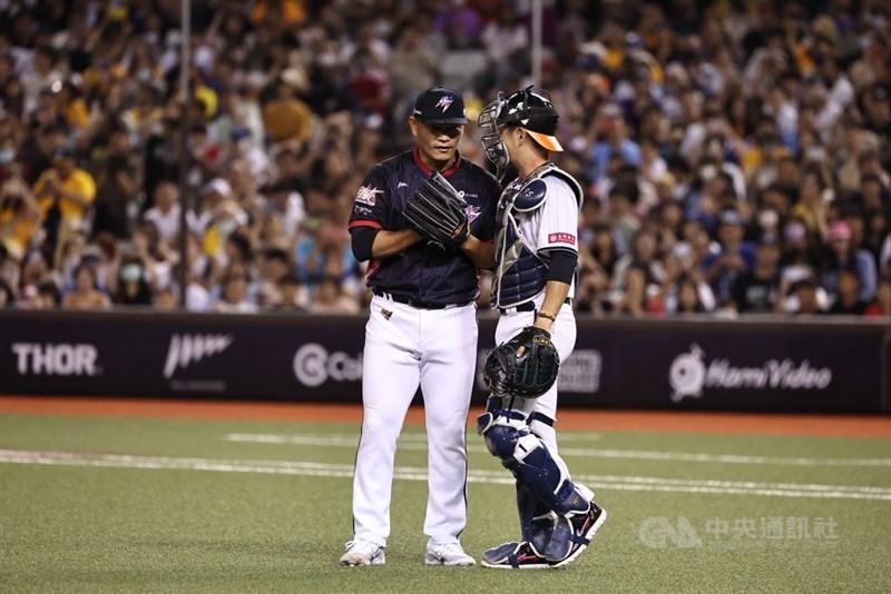 最後のオールスター戦登板。かつて潘とバッテリーを組み、2018年に現役引退した高志綱1軍ヘッドコーチもマスクをかぶる＝2024年7月21日、台北ドーム