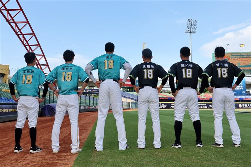 潘の引退試合（2024年9月28日）と引退式（同29日）の日に潘と同じ背番号のユニホームを着用する台鋼ホークスの選手たち（球団提供）