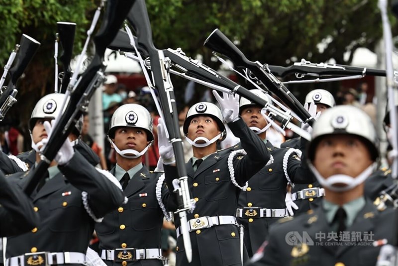 銃の操作演技を披露する3軍連合儀仗隊＝中央社記者翁睿坤撮影、2024年10月10日