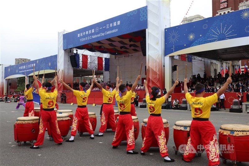 陸軍専科学校戦鼓隊によるパフォーマンス＝中央社記者趙世勳撮影、2024年10月10日