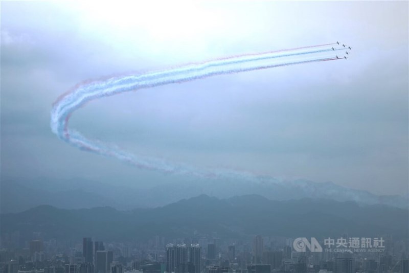 サンダータイガースの編隊が放つカラースモークによって、台北市上空は中華民国国旗に用いられる青、白、赤の3色で彩られた＝中央社記者王飛華撮影、2024年10月10日