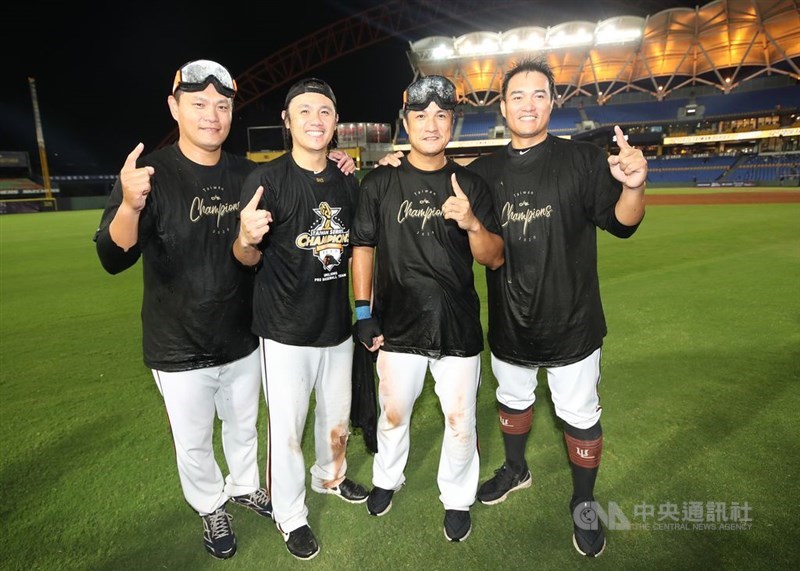 2020年の台湾シリーズで統一が中信を4勝3敗で破り、7年ぶり10回目の台湾一を決めた。写真は第7戦の試合後、笑顔を見せるベテランの（左から）潘威倫投手、陳鏞基内野手、潘武雄外野手、高国慶内野手＝20年11月8日、台中インターコンチネンタル野球場