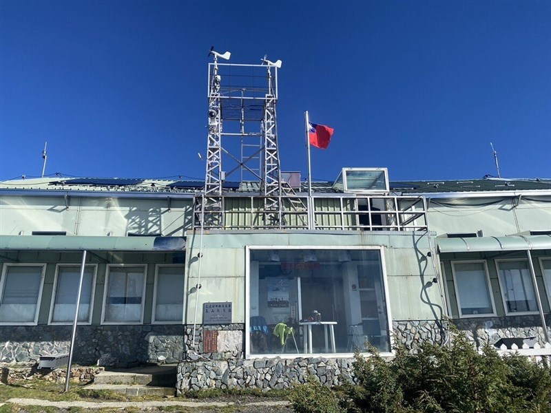 台湾最高峰の玉山に掲揚された中華民国国旗＝中央気象署提供