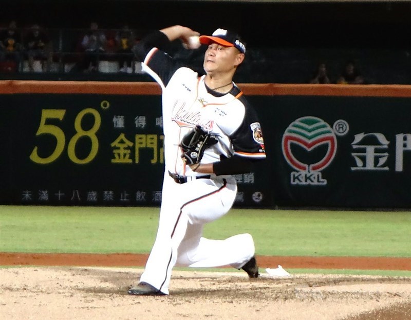 中信ブラザーズの蘇緯達から三振を奪い、台湾人投手として2人目となる通算1000奪三振を達成した＝2017年5月11日、台南市立野球場