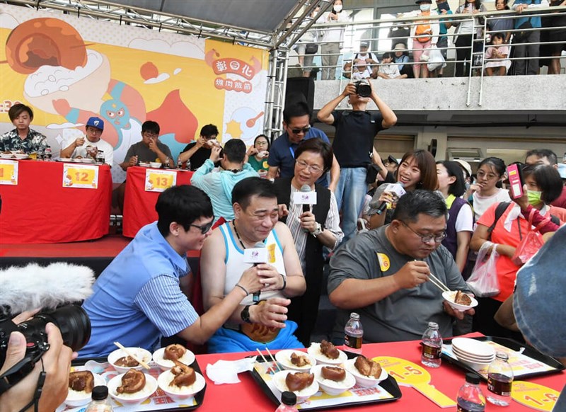 12日、彰化県彰化市で行われた「爌肉飯」の早食い大会（同県政府提供）