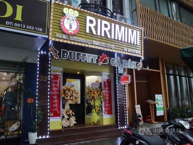 ベトナムで台湾風唐揚げ「鶏排」（ジーパイ）を売るグエンさんの店舗＝中央社記者、陳家倫撮影