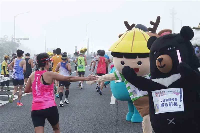 高速道路上で選手を応援するキャラクター。右手前からオーベア、農村小童＝埔里鎮公所提供