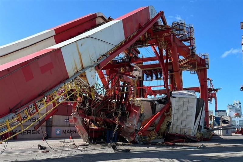 貨物船から地上に降ろされていたガントリークレーンと衝突して倒壊した別のガントリークレーン＝内政部警政署基隆港務警察総隊提供