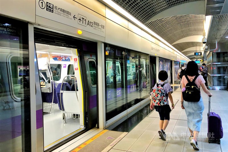 桃園メトロ空港線空港第1ターミナル駅と車両＝中央社記者呉睿騏撮影