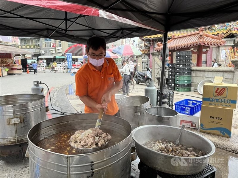 大きな鍋で調理される麻油鶏＝姜宜菁撮影