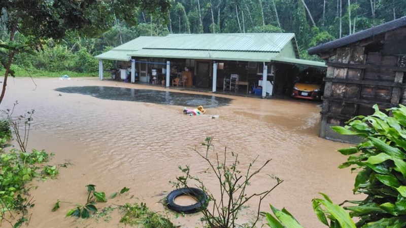 花蓮県寿豊郷では民家近くで冠水が発生した＝31日、花蓮県消防局提供