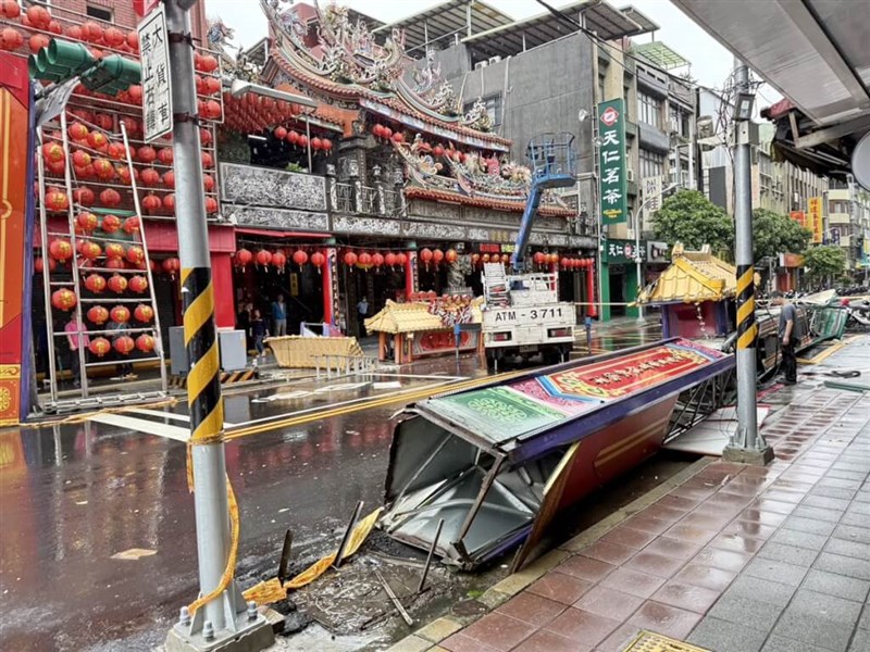 北部・新北市板橋区の廟、慈惠宮では31日午後、建物の装飾などが突然落下した＝31日、板橋区公所提供