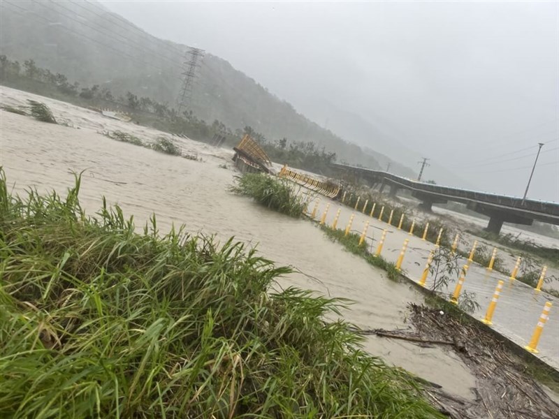 花蓮県富里郷では秀姑巒溪が増水し、明里便橋（写真手前）が水に漬かった＝31日、読者提供
