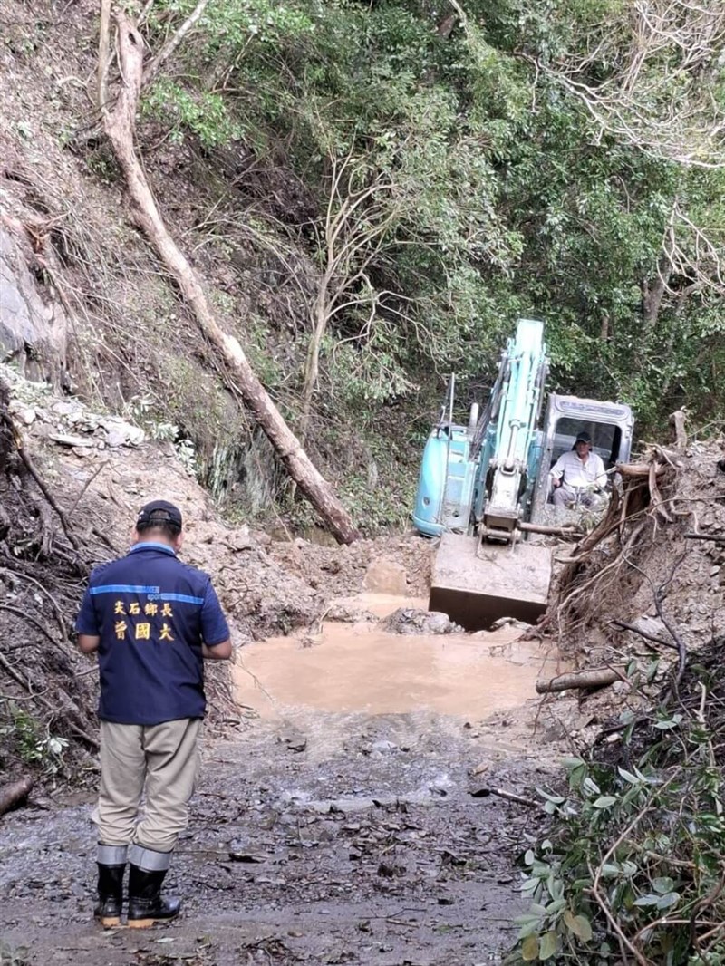 台風21号で孤立した新竹県尖石郷スマングス集落への道路で続く復旧作業＝新竹県政府提供