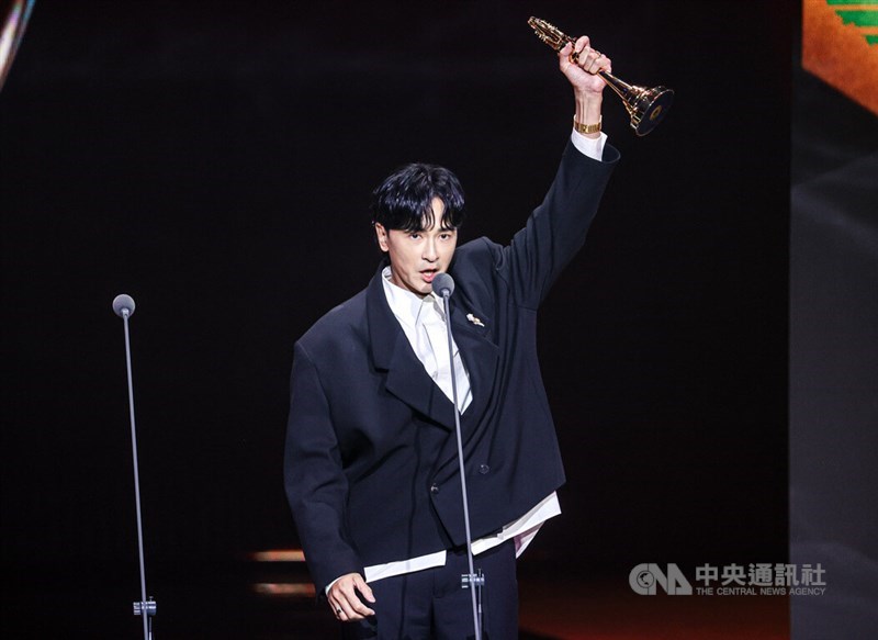 「生きている間」で連続ドラマ助演男優賞を受賞し、トロフィーを高く掲げるジョセフ・チェン(鄭元暢)=中央社記者鄭清元撮影、 2024年10月19日