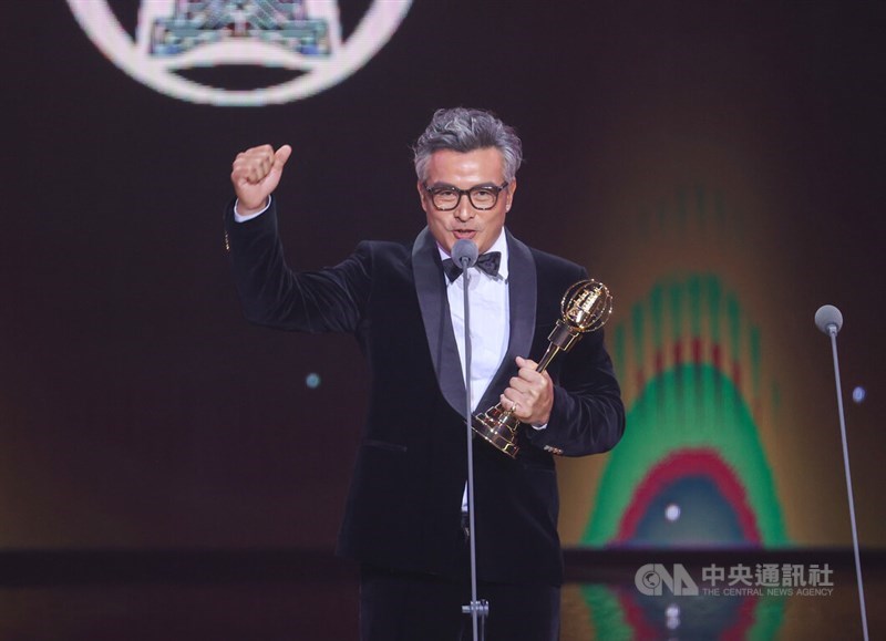 ミニドラマ主演男優賞を受賞し、受賞スピーチをするリー・ミンシュン(李銘順)=中央社記者鄭清元撮影 2024年10月19日