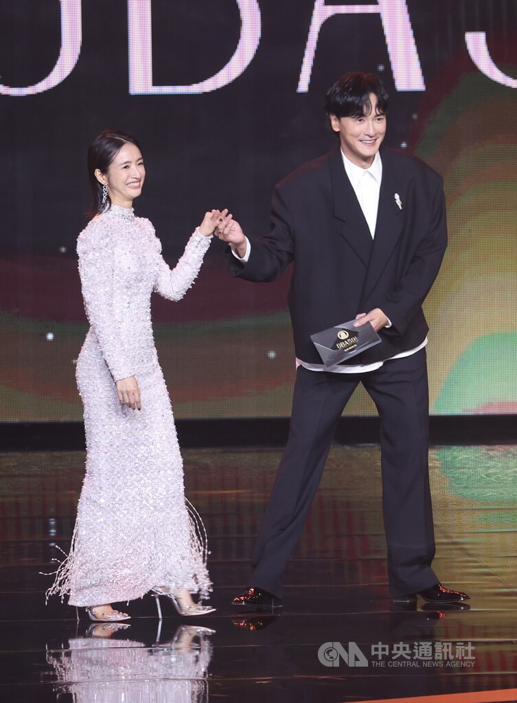 プレゼンターとして登場するジョセフ・チェン(右)とアリエル・リン=中央社記者鄭清元撮影、2024年10月19日