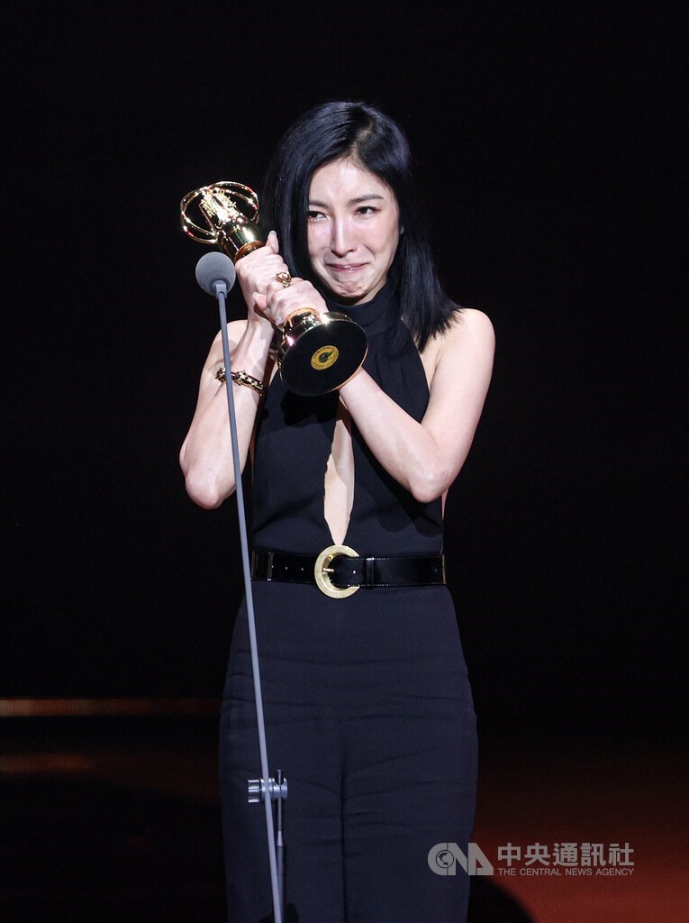 「一筆お祓いいたします」で連続ドラマ助演女優賞に輝いたシェリル・ヤン(楊謹華)。受賞スピーチでは涙で何度も声をつまらせていた=中央社記者鄭清元撮影、2024年10月19日