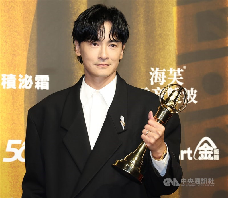 受賞後、プレスルームで写真撮影に応じるジョセフ・チェン=中央社記者張新偉撮影、2024年10月19日