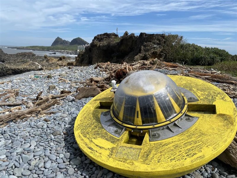 台東県の海岸に打ち上げられた「漂流型海洋気象ブイロボット」＝交通部観光署東部海岸国家風景区管理処のフェイスブックページ「【Nga