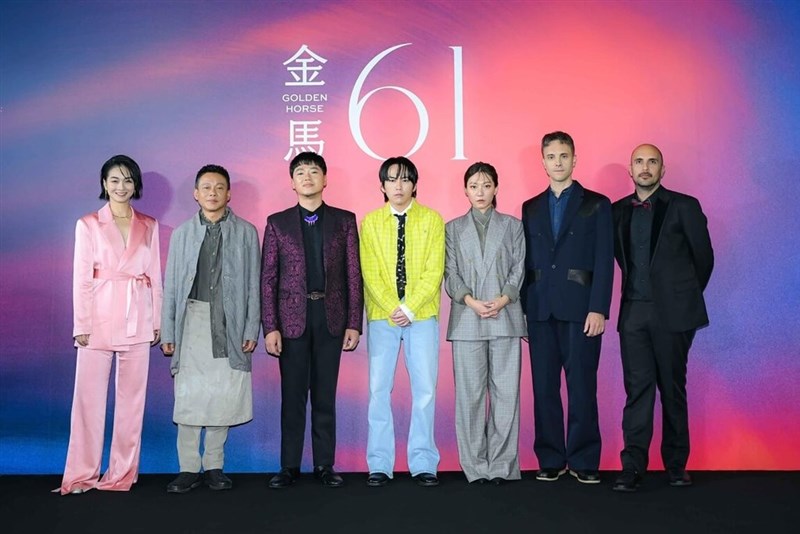 映画「黙視録」の上映会に出席する主演のリー・カンション（左から2人目）、ヨー・シュウホァ監督（同3人目）ら（台北金馬映画祭実行委員会提供）