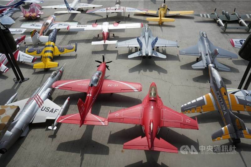 台湾南部でラジコン飛行機のイベント 懐かしい軍用機再現の機体、注目