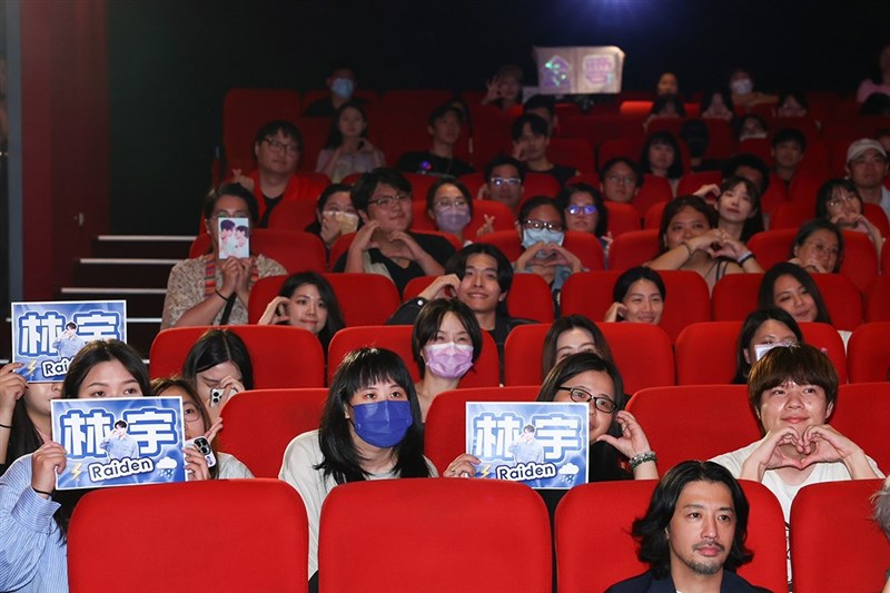 「看見愛」の記者会見に集まった出演者のファンら=王騰毅撮影