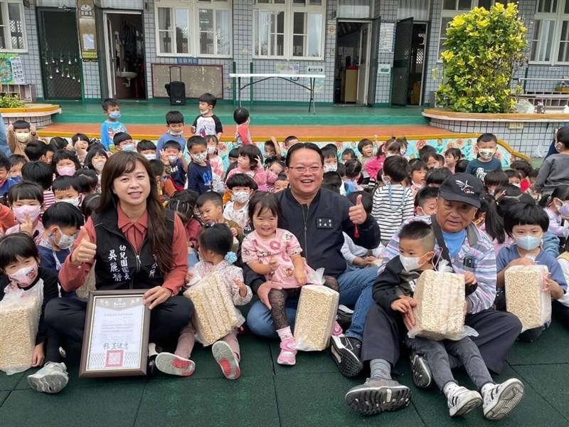 澎湖県馬公市立幼稚園にポン菓子をプレゼントした男性（右2）＝馬公市公所（役所）提供