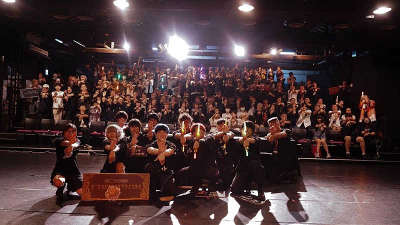 EvolutioNが今年主催したヲタ芸サイリウムダンス大会の一幕(EvolutioNフェイスブックページより)