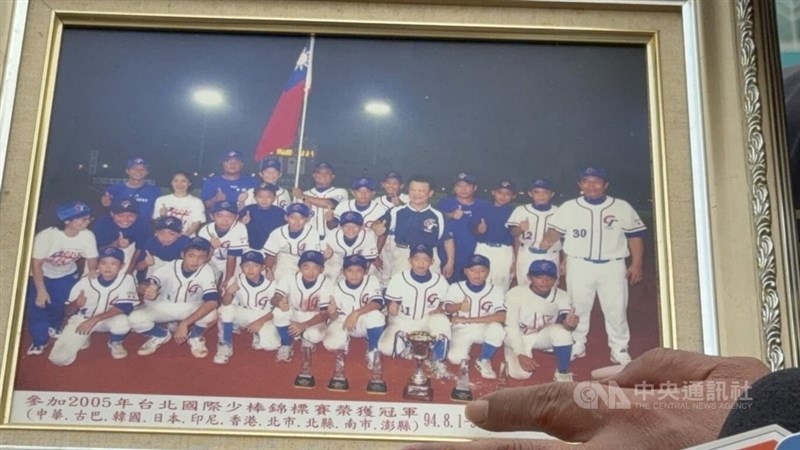 2005年の国際大会に中正小が出場して優勝した際の写真。前列右から1人目が陳傑憲選手。後列で中華民国国旗を手にしているのは陳選手の父＝高雄で2024年11月25日、林巧璉撮影