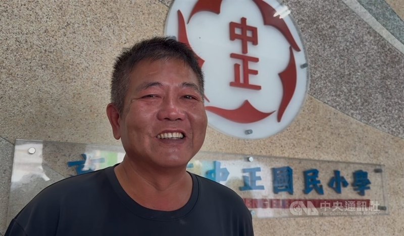 取材に応じる尤伸評さん=25日、林巧璉撮影