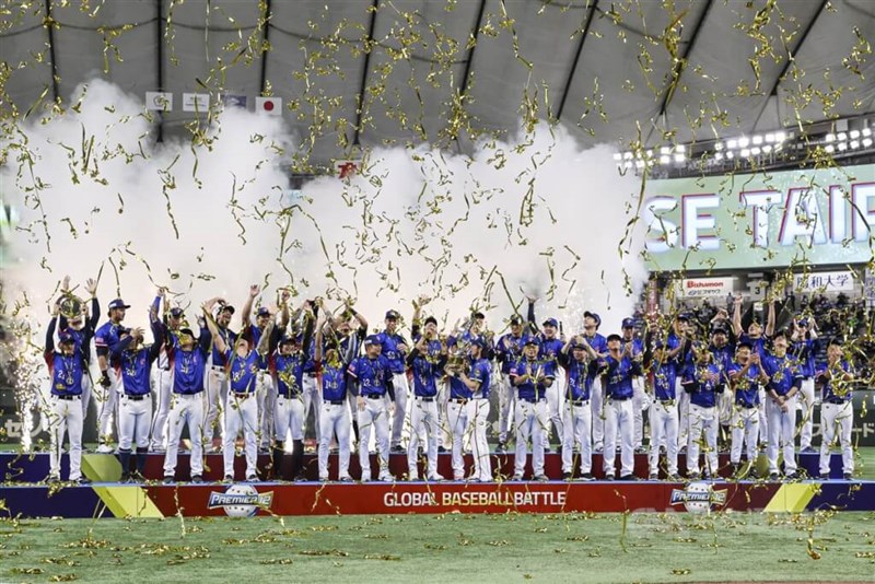 台湾代表が表彰台に立つと、優勝を祝う金色のテープが噴射された＝東京・東京ドームで中央社記者鄭清元撮影、2024年11月24日