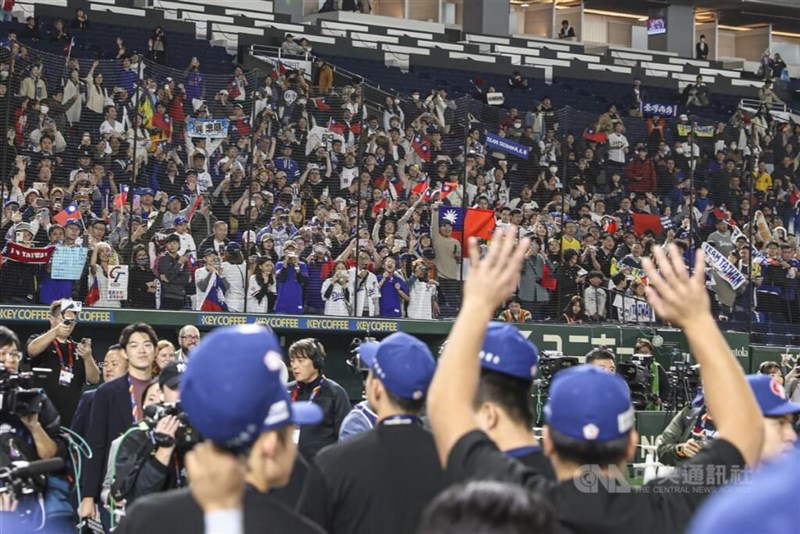 中華民国国旗を掲げて台湾代表選手に祝福を送る観客＝東京・東京ドームで中央社記者鄭清元撮影、2024年11月24日