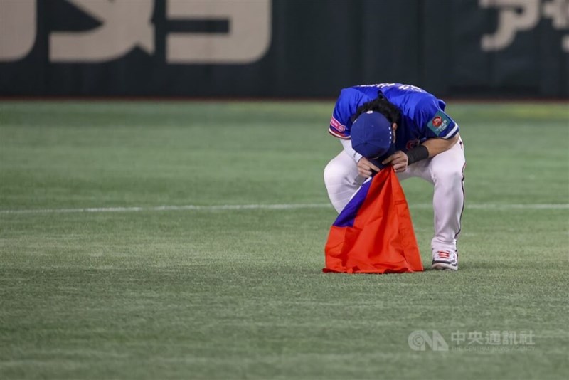 中華民国国旗を手にしたまま、感極まって立ち上がれなくなる陳傑憲＝東京・東京ドームで中央社記者鄭清元撮影、2024年11月24日