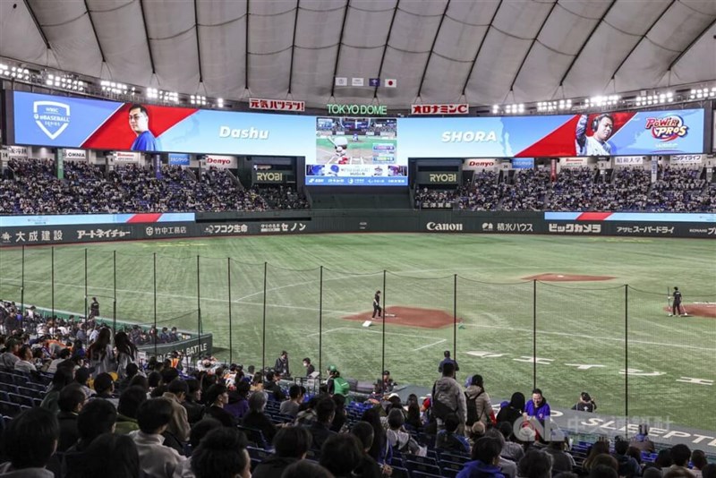 対戦の様子は東京ドームのスクリーンに放映された＝東京ドームで中央社記者鄭清元撮影、2024年11月23日