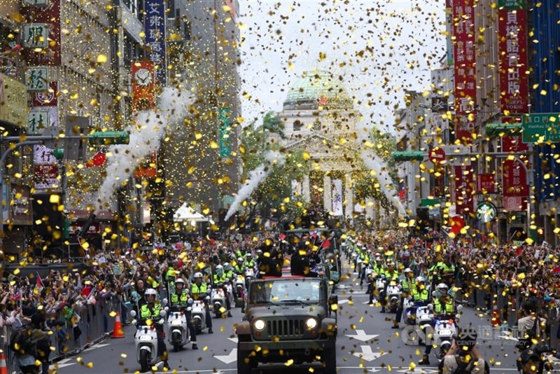 選手らを乗せた車隊が通過すると、大量の金色のテープが噴射された＝台北で2024年11月26日、中央社記者呉家昇撮影