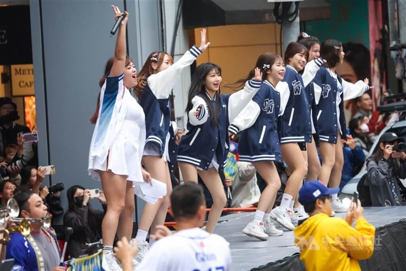 パレードを盛り上げるチアリーダー＝台北で2024年11月26日、中央社記者呉家昇撮影