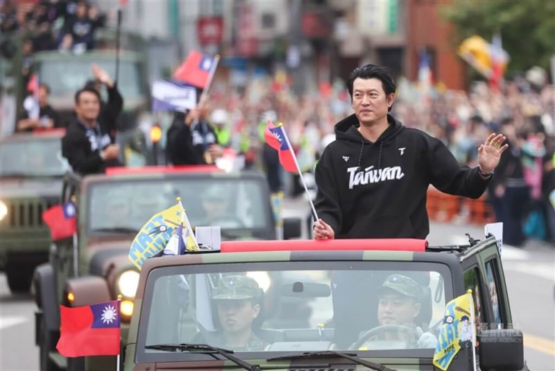 手を振りながら歓声に応える王建民ブルペンコーチ＝台北で2024年11月26日、中央社記者呉家昇撮影