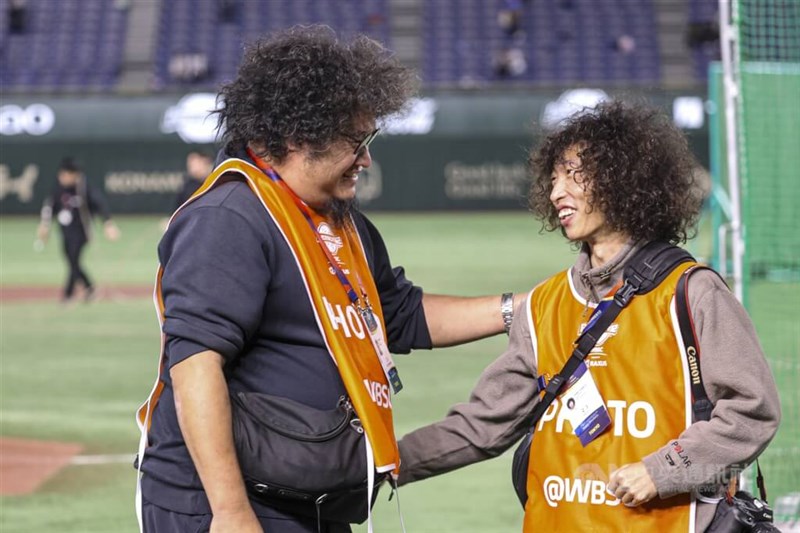 台湾と日本の記者が髪型をきっかけに交流する場面もあった＝2024年11月24日、中央社記者