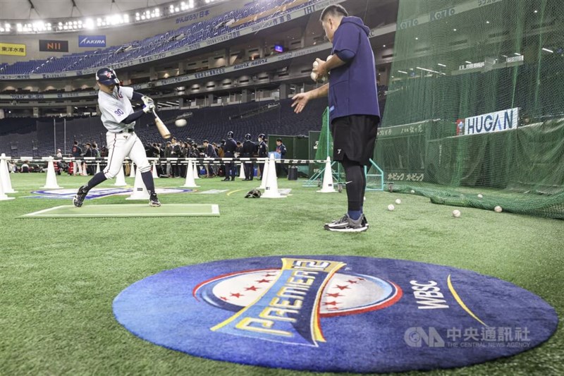 大会のロゴがデザインされたマットを少し動かして、打撃練習に励む江坤宇（左）を撮影したかったが、許可は下りなかった＝東京ドームで中央社記者鄭清元撮影
