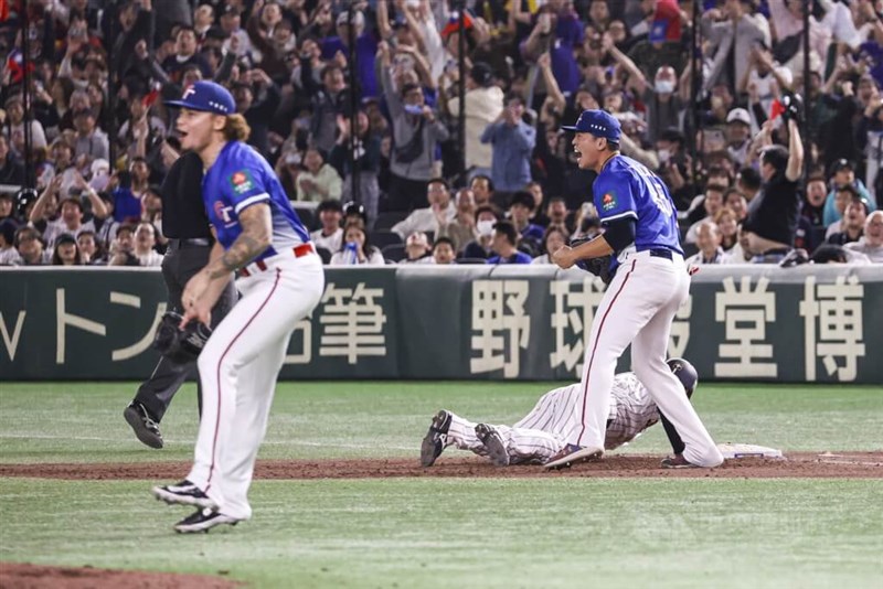 ダブルプレーが成立し台湾の優勝が決まった瞬間。心臓が止まった感じがした＝2024年11月24日、中央社記者鄭清元撮影