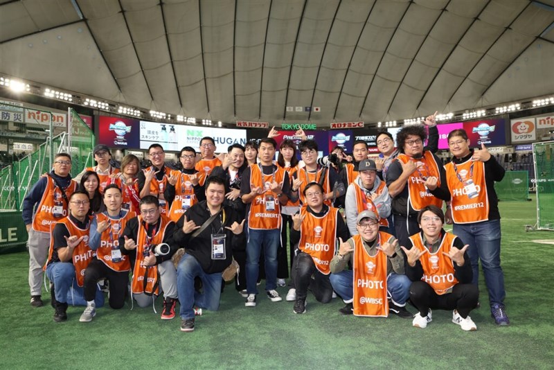 大会終了後、台湾各社の記者で記念撮影した＝読者提供