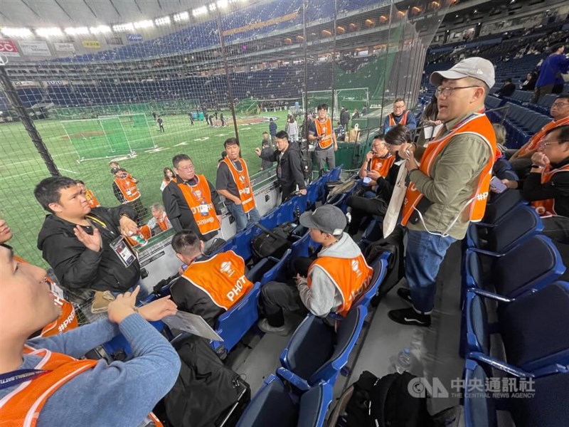 カメラマン専用席は限られており、毎日早めに球場に行き、くじで席順を決めた＝東京ドームで中央社記者鄭清元撮影