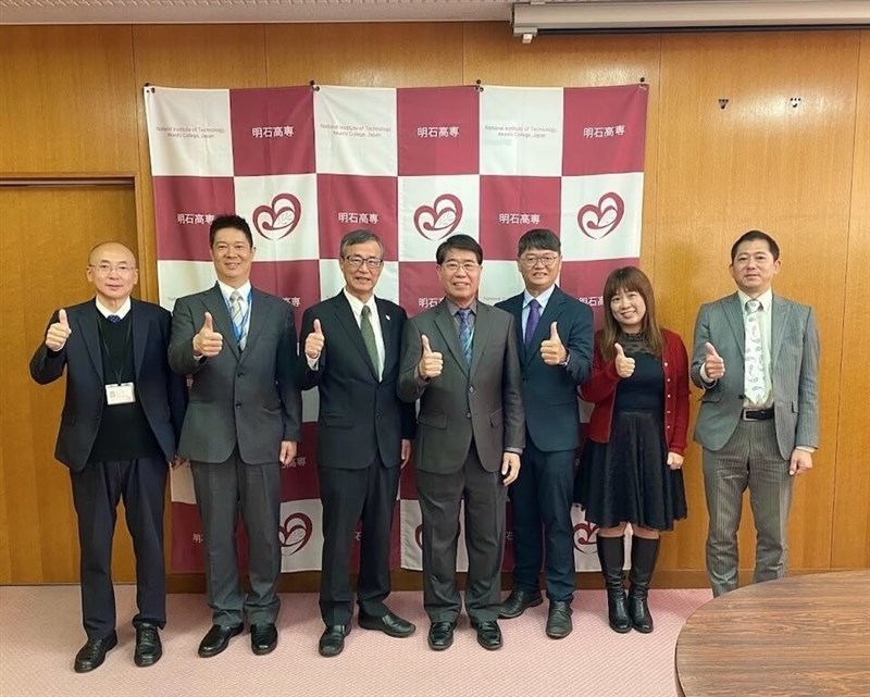 ポーズを決める高雄高工の高瑞賢校長（右から4人目）、明石高専の土居信数校長（左から3人目）ら（高雄高工提供）