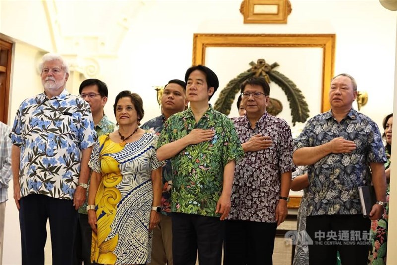 胸に手を当てて中華民国国歌を歌う頼清徳総統（右から3人目）。隣の女性はグアムのレオンゲレロ知事